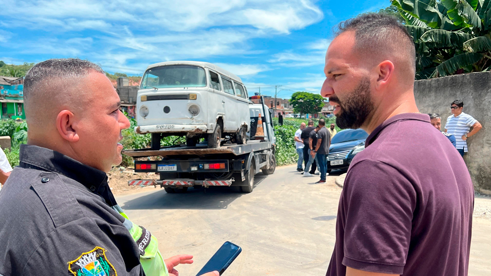 O secretário de Transportes, Luiz Leonardo Brito (D), conversa com um policial na operação