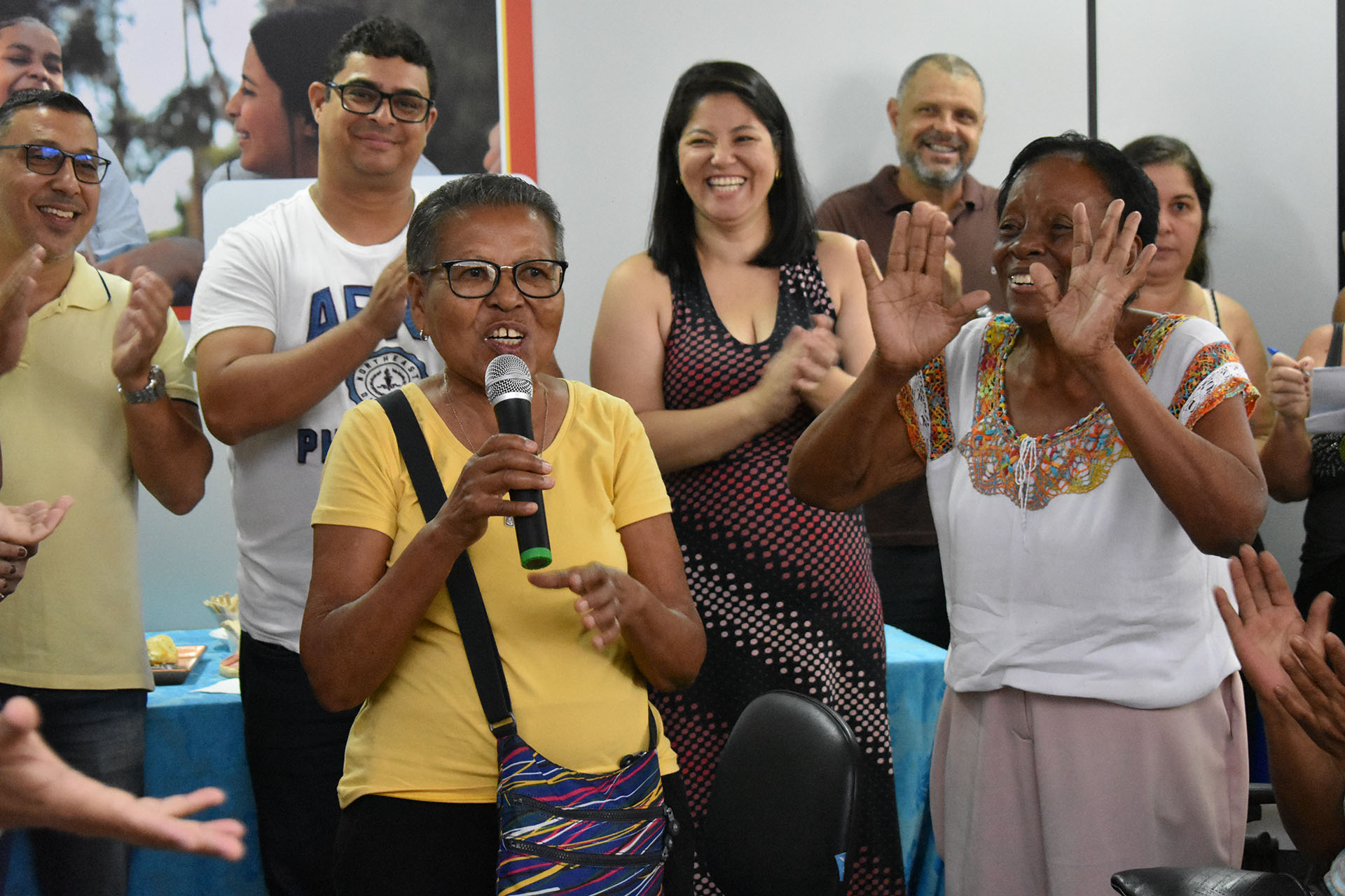 Izalva da Silva, 76, não hesitou e cantou a música “O Portão” para saudar o secretário - Foto: Erick Amaral