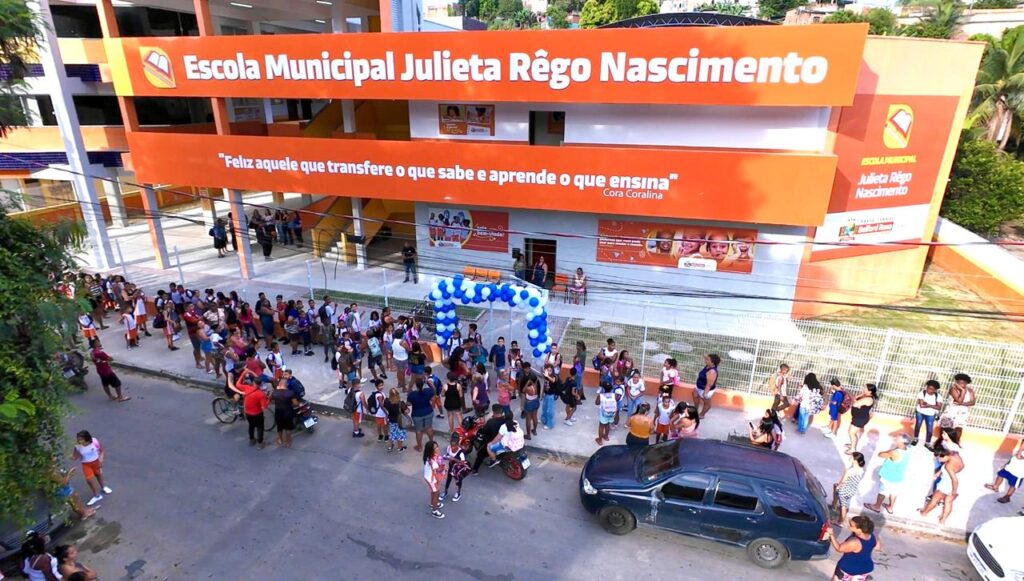 A Escola Municipal Julieta Rego recebeu os alunos para o primeiro dia de aula