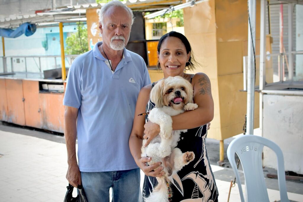 Simone Bento, 47 anos, feliz ao levar seu cão da raça Shih Tzu, de 1 ano e oito meses, para a castração.