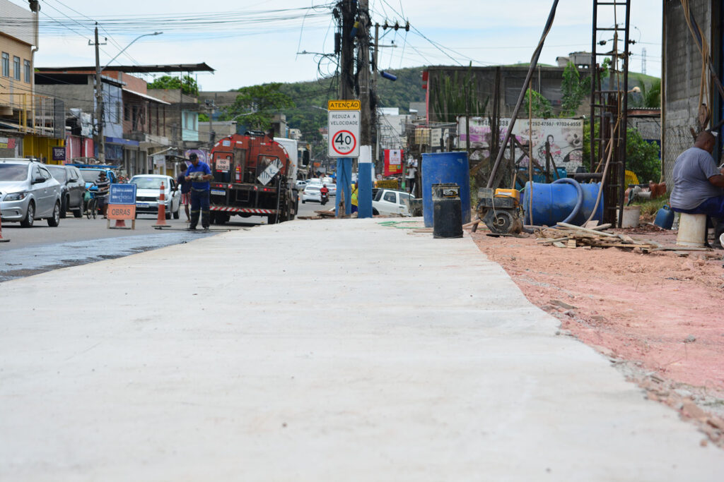 Prefeitura de Belford Roxo realiza obras de asfalto e calçamento na Avenida Automóvel Clube, no bairro Jardim Redentor