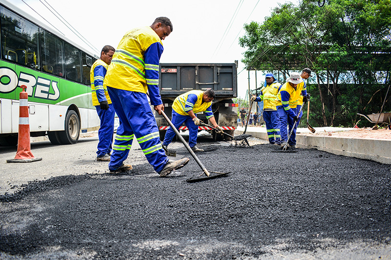 Prefeitura de Belford Roxo realiza obras de asfalto e calçamento na Avenida Automóvel Clube, no bairro Jardim Redentor