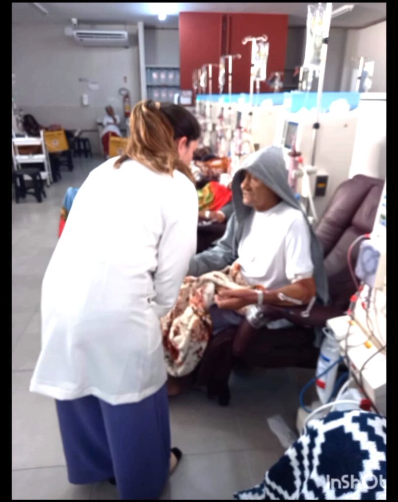 Pacientes de hemodiálise ouvem palestras educativa durante procedimento em Belford Roxo