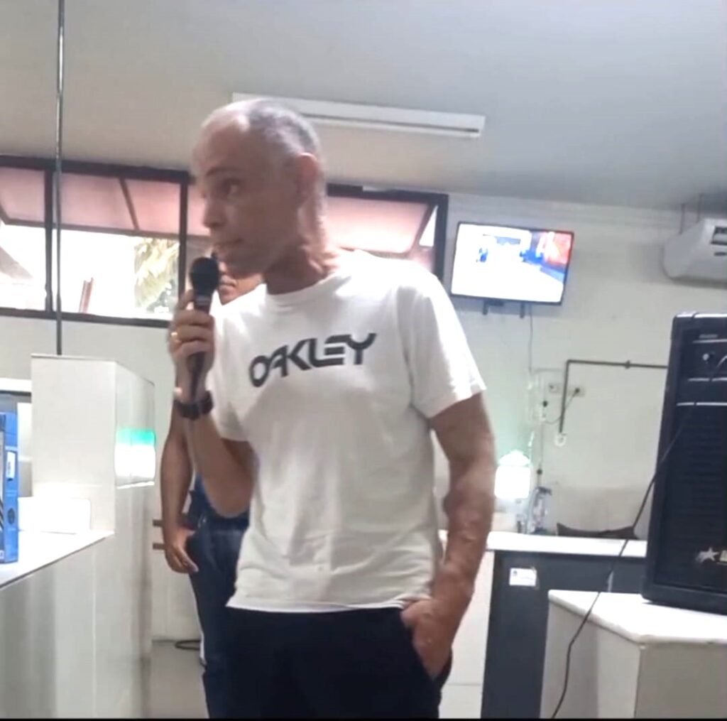 Pacientes de hemodiálise ouvem palestraseducativa durante procedimento em Belford Roxo