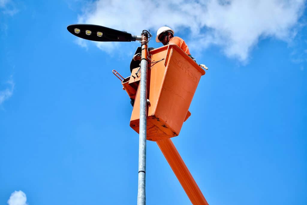 Secretaria de Conservação de Belford Roxo realiza troca de lâmpadas de LED na Avenida Carvalhaes