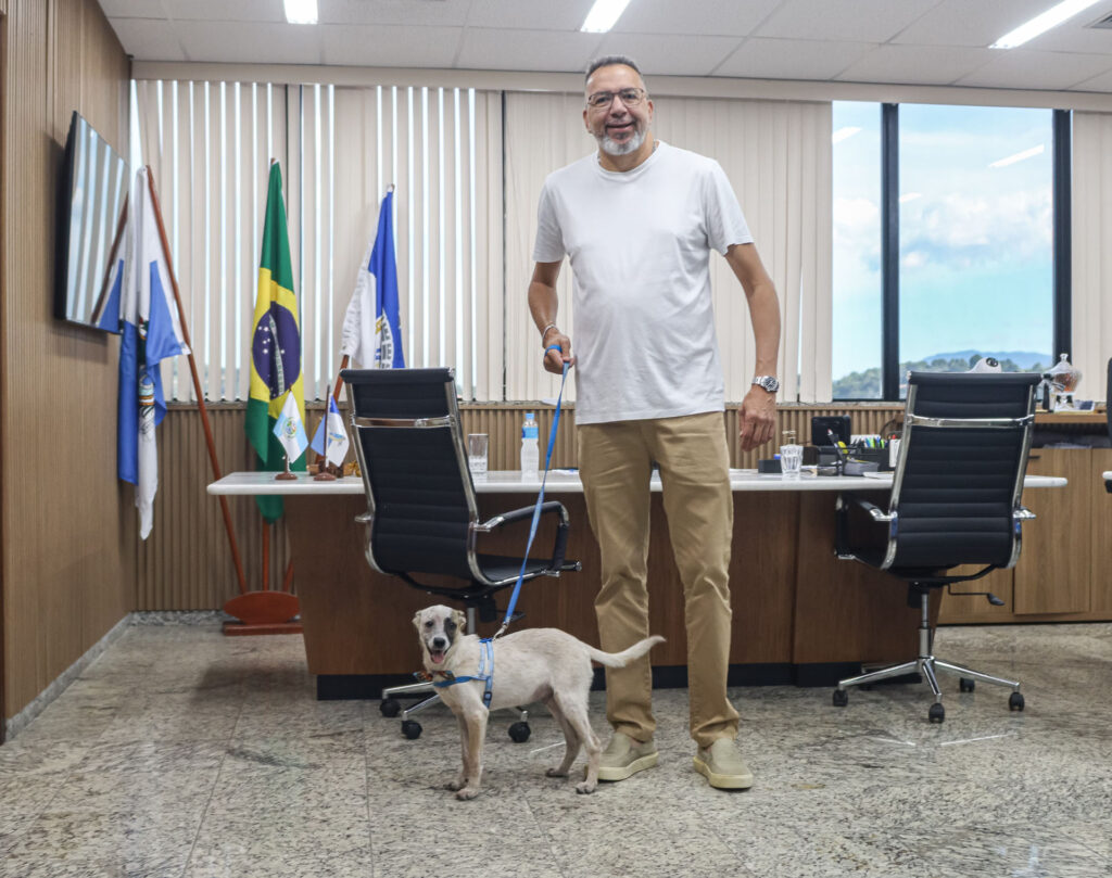 Prefeito de Belford Roxo resgata cãozinho abandonado em área de desmanche de carros