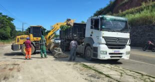 Prefeitura limpa ruas, desentope bueiros e reposiciona placas de trânsito em Belford Roxo