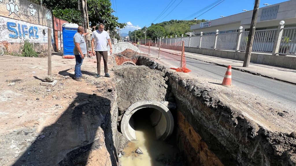 Prefeito Márcio Canella acompanha mutirão pelas ruas de Belford Roxo