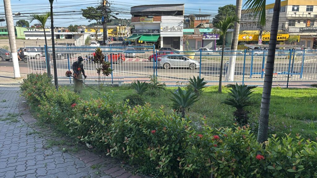Pátio da Prefeitura ganha cara nova com ações de arborização e bairros recebem mutirão de limpeza