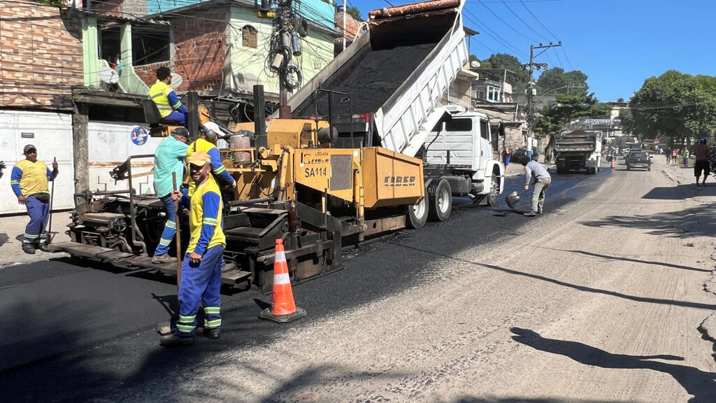 Prefeito Márcio Canella acompanha mutirão pelas ruas de Belford Roxo