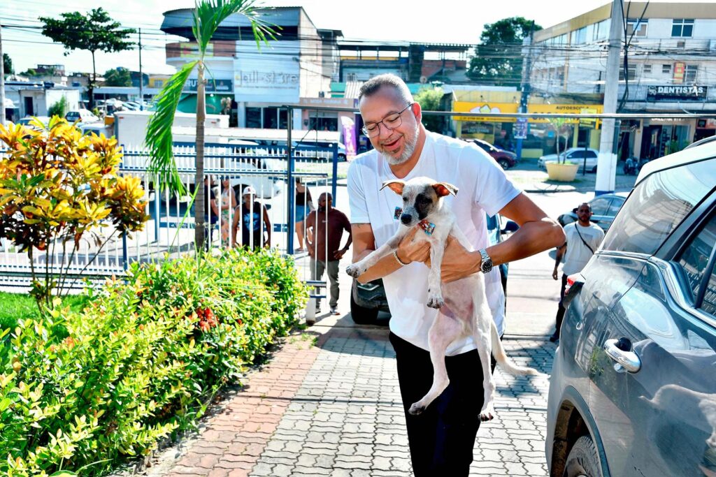 Prefeito de Belford Roxo resgata cãozinho abandonado em área de desmanche de carros