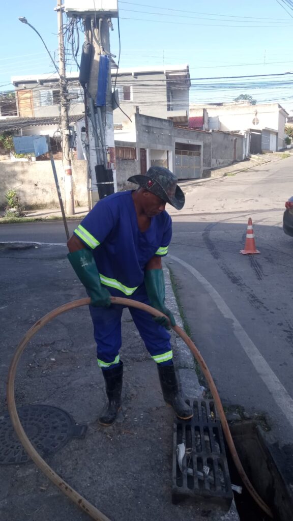 Prefeitura limpa ruas, desentope bueiros e reposiciona placas de trânsito em Belford Roxo