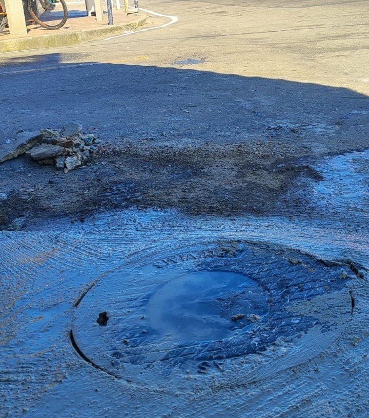 Prefeitura de Belford Roxo realiza troca de tampas de esgotos e desentope bueiros em várias ruas