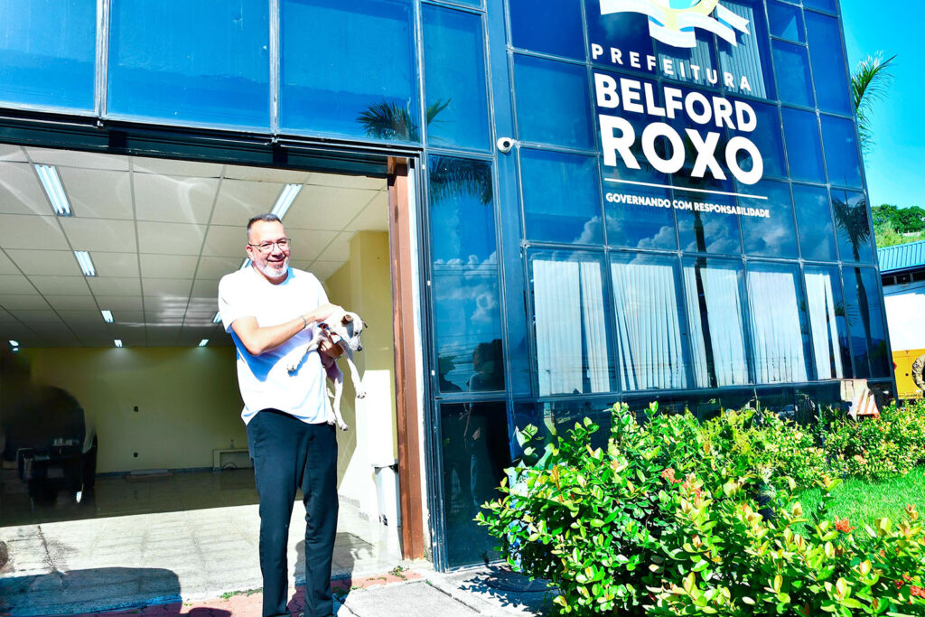 Prefeito de Belford Roxo resgata cãozinho abandonado em área de desmanche de carros