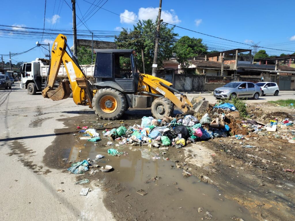 Prefeito Márcio Canella acompanha mutirão pelas ruas de Belford Roxo