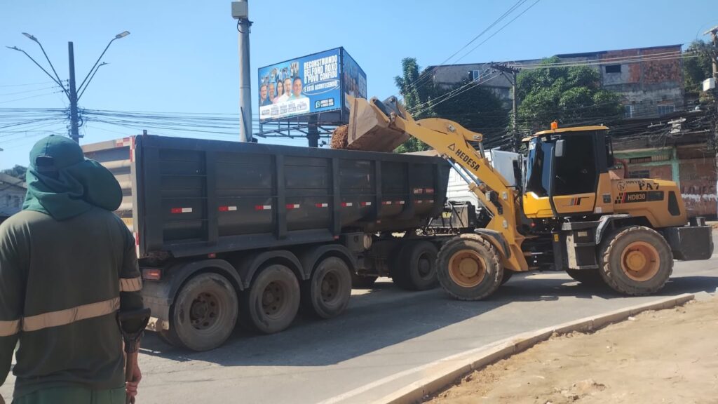 Prefeitura limpa ruas, desentope bueiros e reposiciona placas de trânsito em Belford Roxo