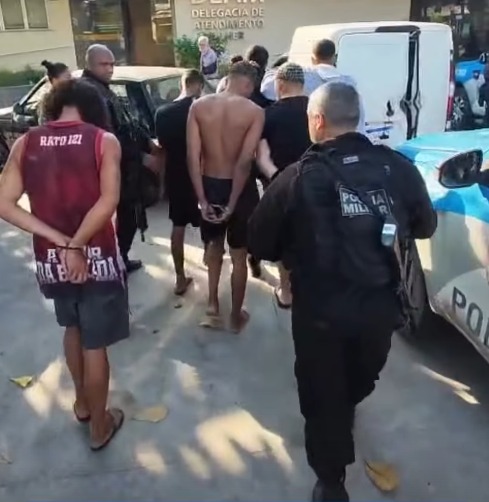 Operação conjunta da Prefeitura de Belford Roxo e 39º BPM retira 10 toneladas de barricadas no Castelar