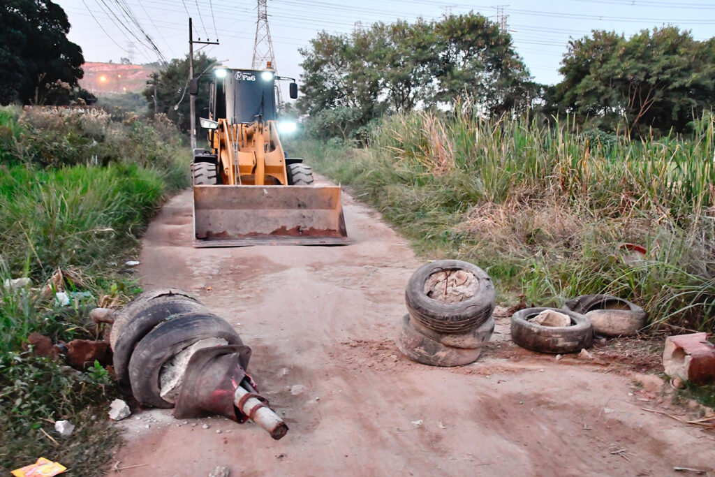Prefeitura e Polícia Militar removem barricadas nos bairros Santa Teresa e Parque Novo Lar