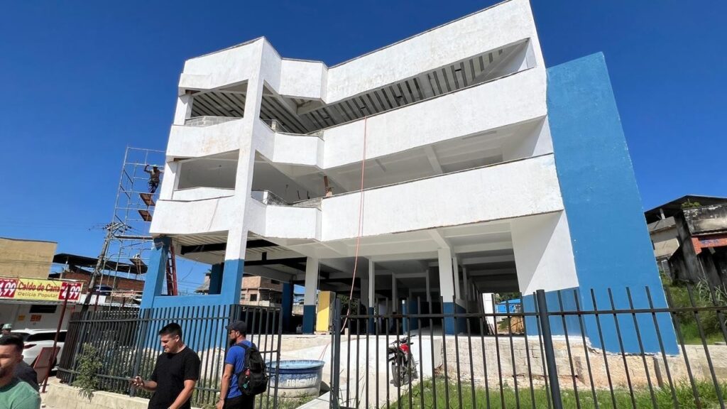 Prefeito Marcio Canella visita obras de ampliação do Hospital Municipal e escola que está sendo construída