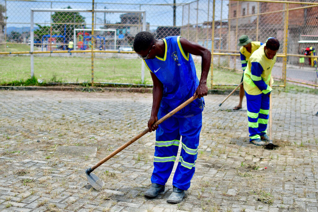 Prefeitura realiza pavimentação, operação tapa-buracos e limpeza em ruas  do bairro Andrade Araújo