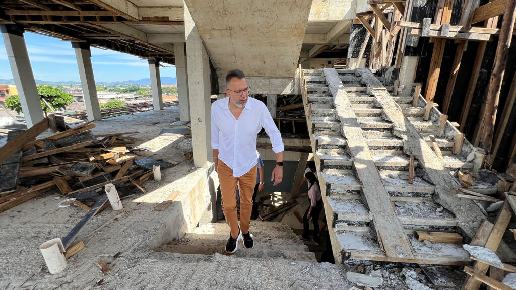 Prefeito visita Hospital Municipal e acompanha recapeamento em três avenidas de Belford Roxo