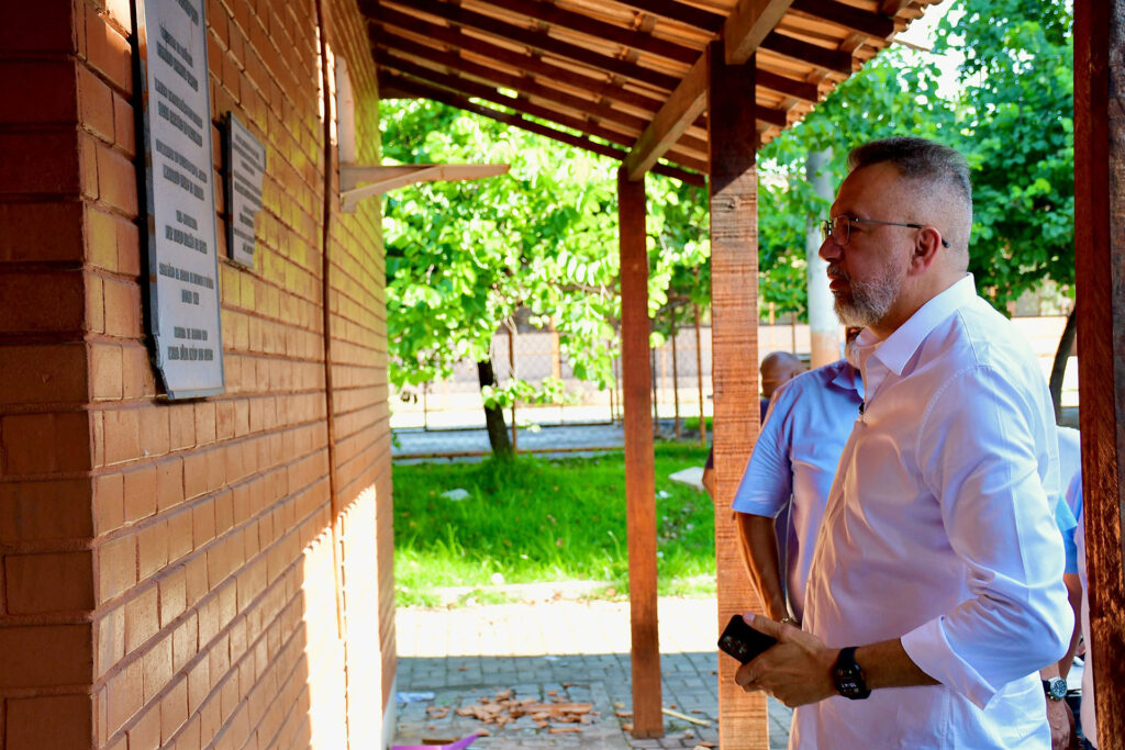 Prefeito Canella denuncia destruição da Prefeitura, faz mutirão de limpeza e visita unidades depredadas
