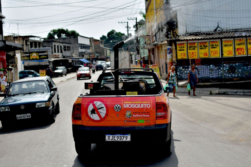 Prefeitura de Belford Roxo realiza trabalho preventivo de combate ao Aedes aegypti com carros fumacês