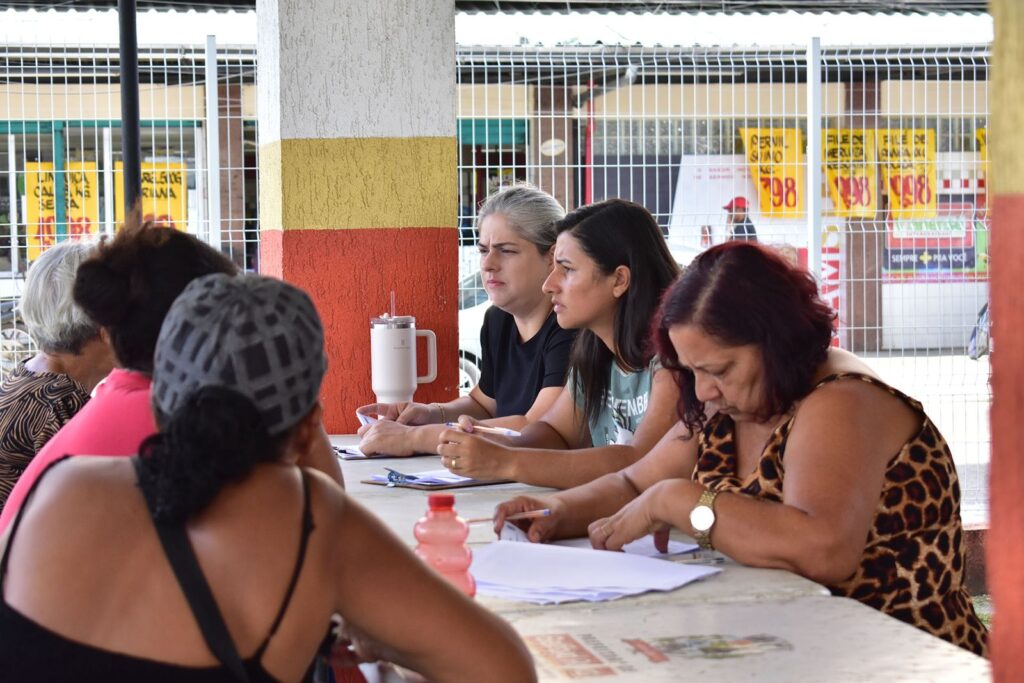 Prefeitura entrega 70 cartões Recomeçar para pessoas afetadas pelas enchentes de 2024