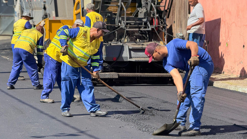 Prefeitura realiza obras de asfalto, colocação de meios-fios e dragagem no Parque São José, Xavantes e Nova Aurora
