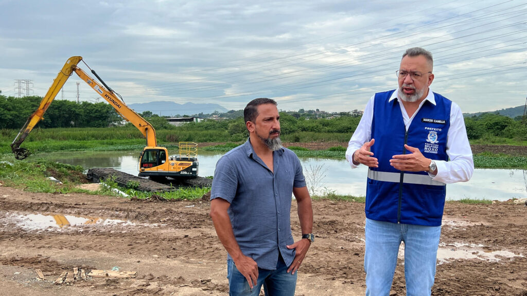Prefeito e secretário de meio ambiente visitam áreas afetadas pelas chuvas em Belford Roxo