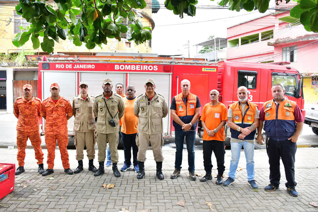 Bombeiros e Defesa Civil de Belford Roxo continuam as busca por corpo de homem que sumiu no rio Botas