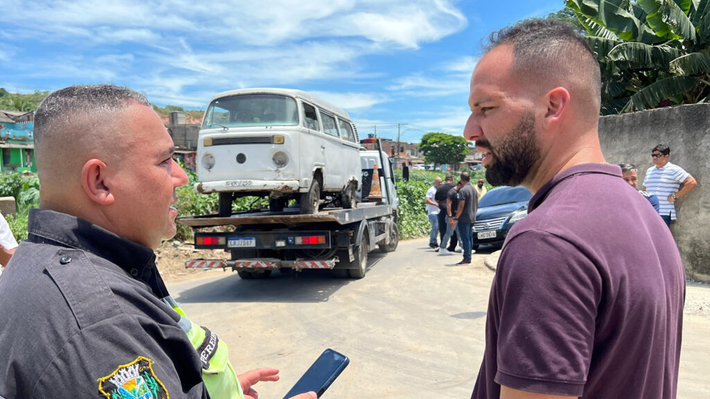 Secretaria de Transportes de Belford Roxo realiza operação de remoção de veículos abandonados em vias públicas