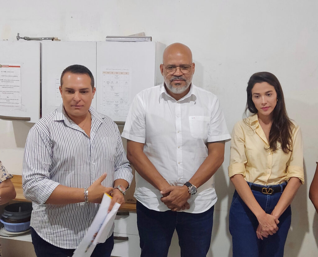 Vice-prefeita, chefe de gabinete e secretário visitam Casa Lar dos Meninos e Lar Esperança