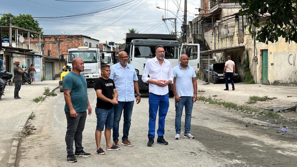 Prefeito visita Hospital Municipal e acompanha recapeamento em três avenidas de Belford Roxo