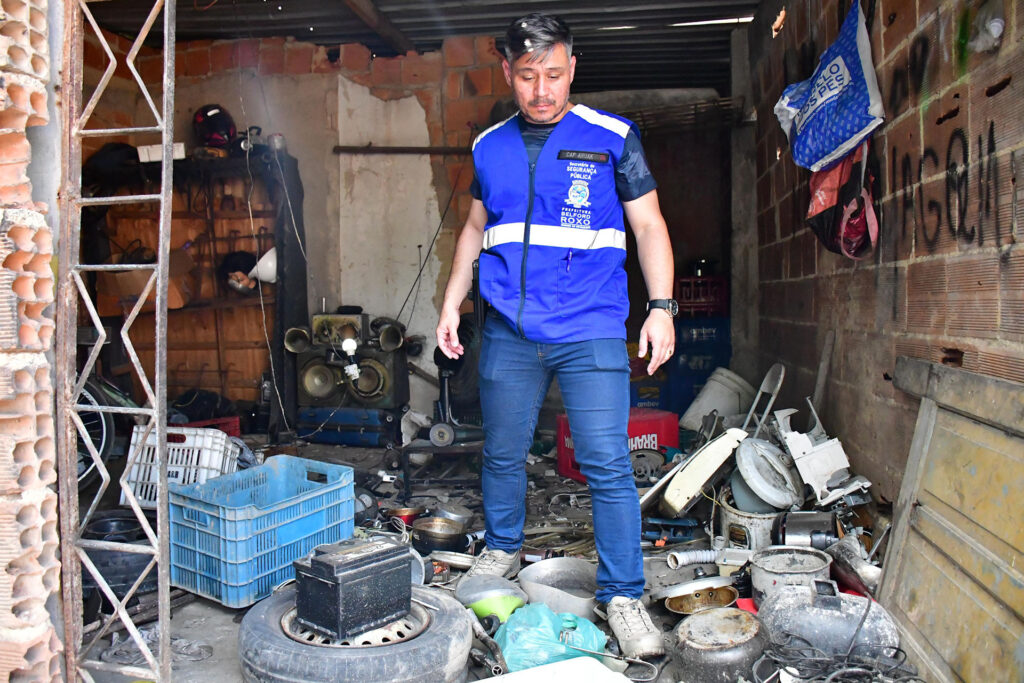 Prefeitura interdita depósito de reciclagem e recupera dois carros roubados em Belford Roxo