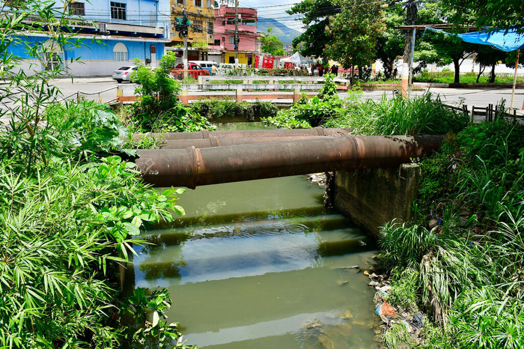 Bombeiros e Defesa Civil de Belford Roxo continuam as busca por corpo de homem que sumiu no rio Botas
