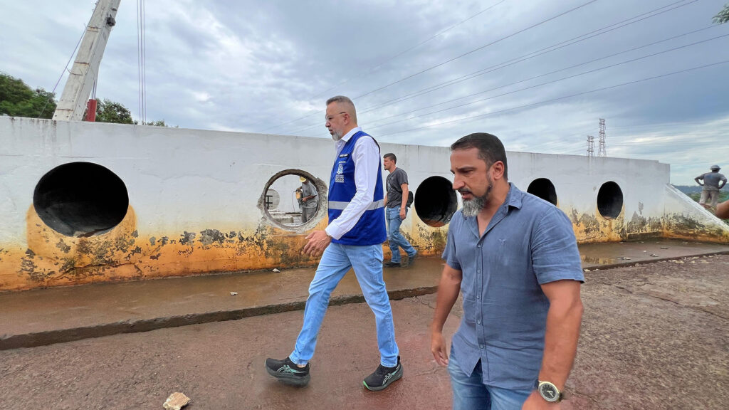 Prefeito e secretário de meio ambiente visitam áreas afetadas pelas chuvas em Belford Roxo