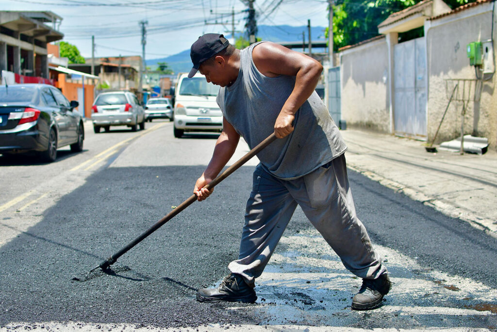 Prefeitura realiza pavimentação, operação tapa-buracos e limpeza em ruas  do bairro Andrade Araújo