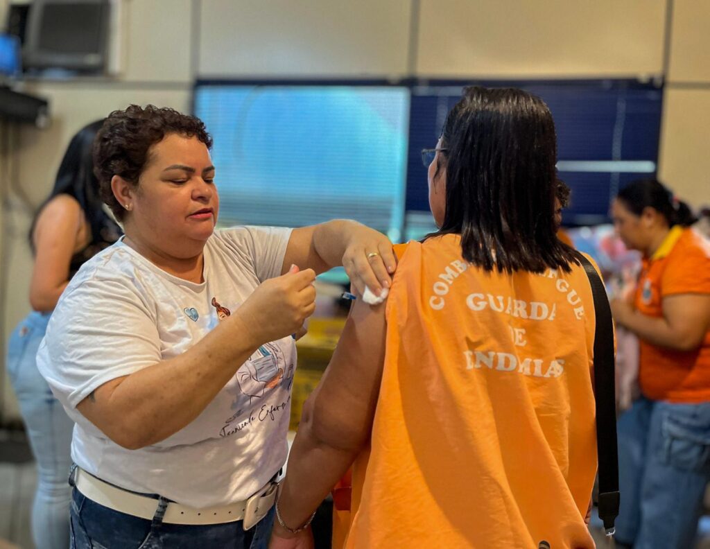 Belford Roxo vacina profissionais de Saúde contra a meningite