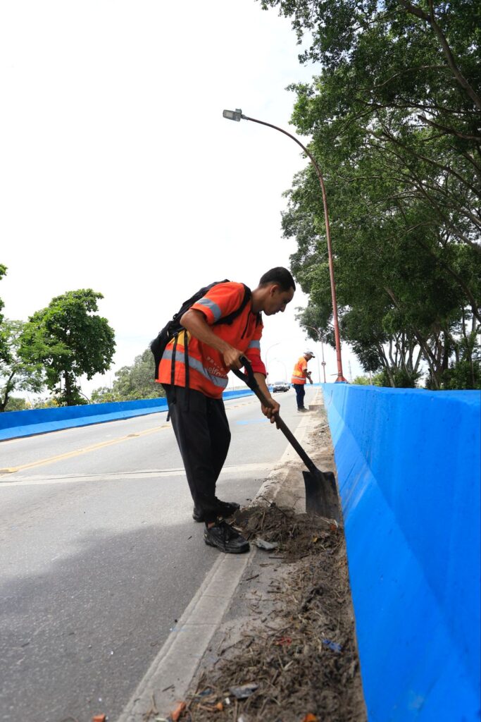 Secretaria de Serviços Públicos de Belford Roxo realiza pintura e limpeza do Viaduto da Bayer