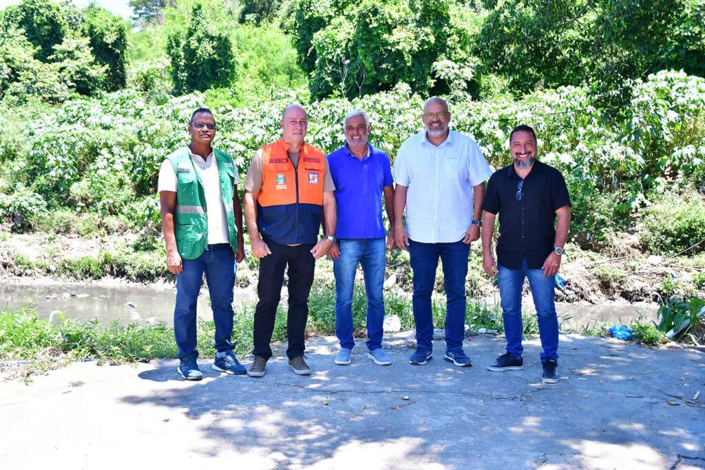 Prefeito Márcio Canella acompanha trabalhos de limpeza do rio Botas