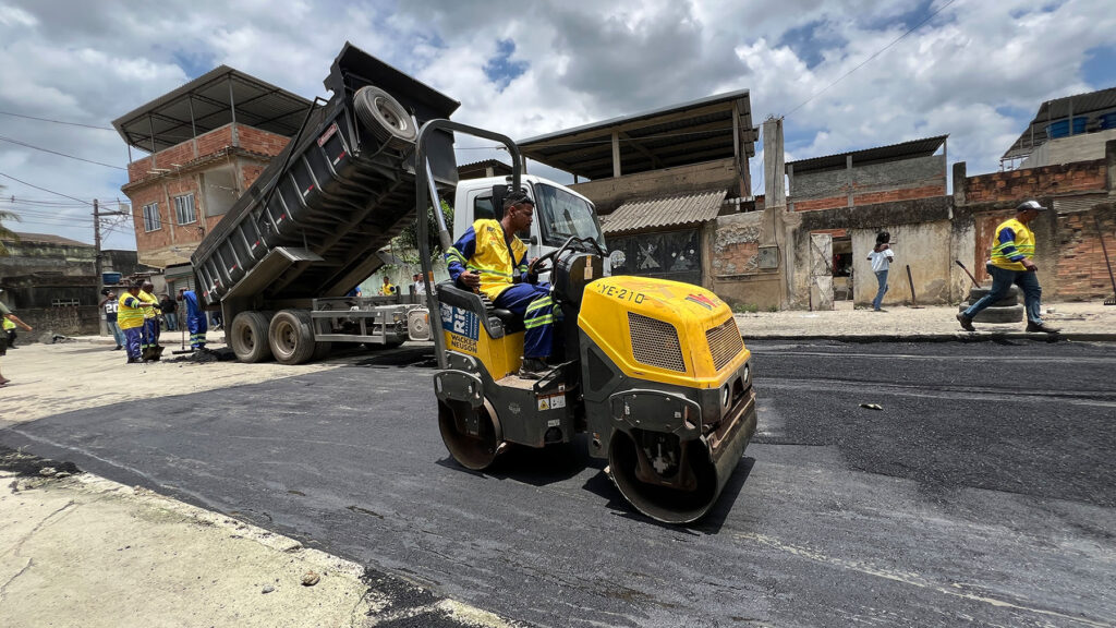 Prefeito visita Hospital Municipal e acompanha recapeamento em três avenidas de Belford Roxo