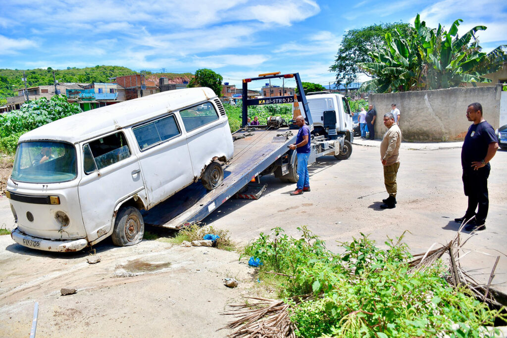 Secretaria de Transportes de Belford Roxo realiza operação de remoção de veículos abandonados em vias públicas