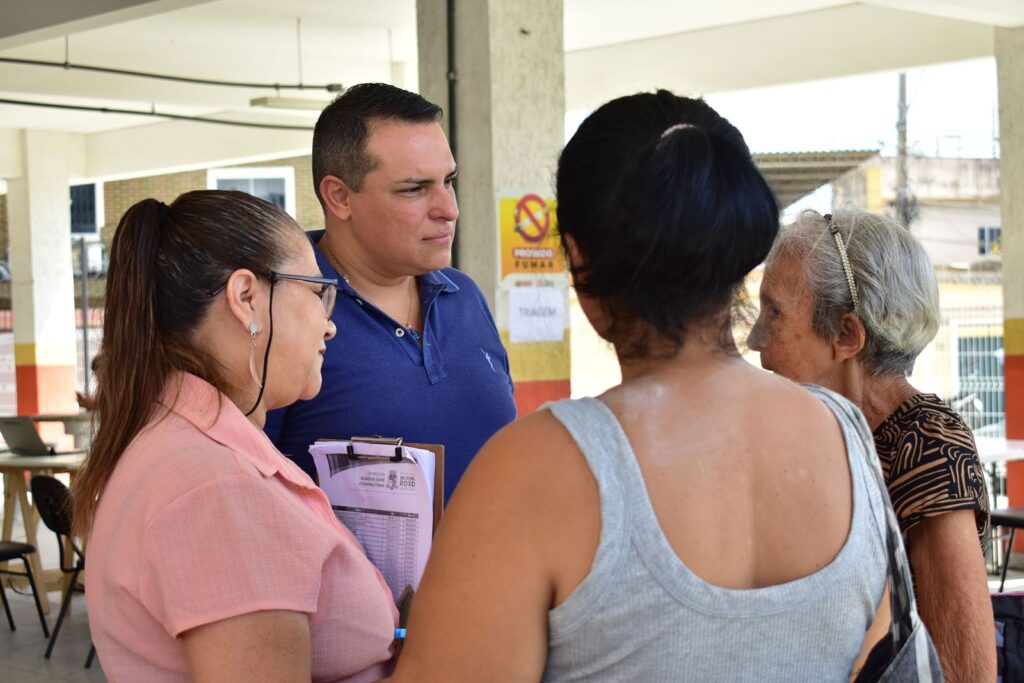 Prefeitura entrega 70 cartões Recomeçar para pessoas afetadas pelas enchentes de 2024