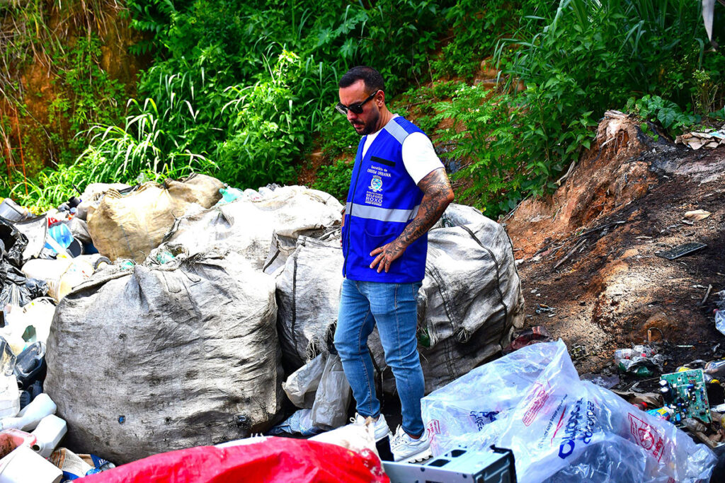 Prefeitura interdita depósito de reciclagem e recupera dois carros roubados em Belford Roxo