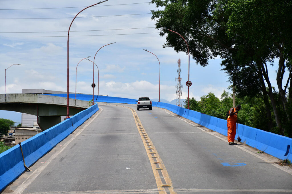 Secretaria de Serviços Públicos de Belford Roxo realiza pintura e limpeza do Viaduto da Bayer