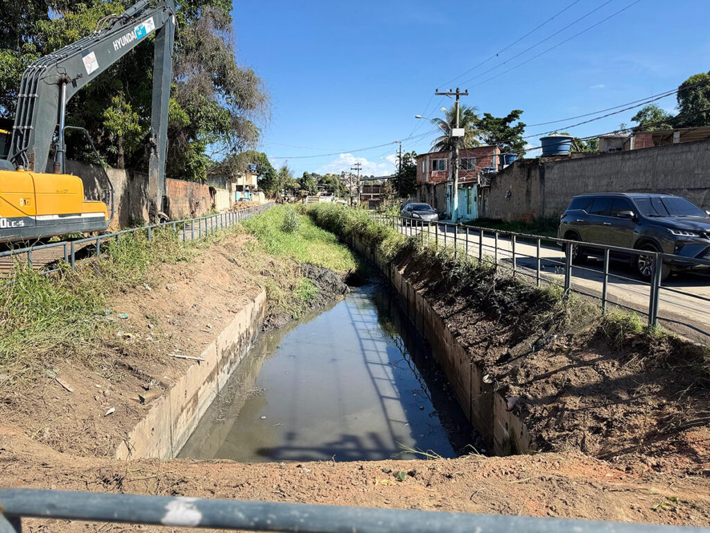 Prefeitura realiza obras de asfalto, colocação de meios-fios e dragagem no Parque São José, Xavantes e Nova Aurora