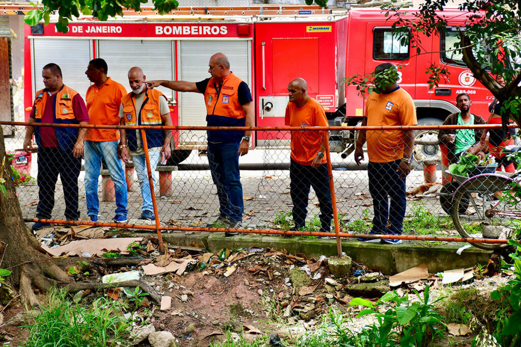 Bombeiros e Defesa Civil de Belford Roxo continuam as busca por corpo de homem que sumiu no rio Botas