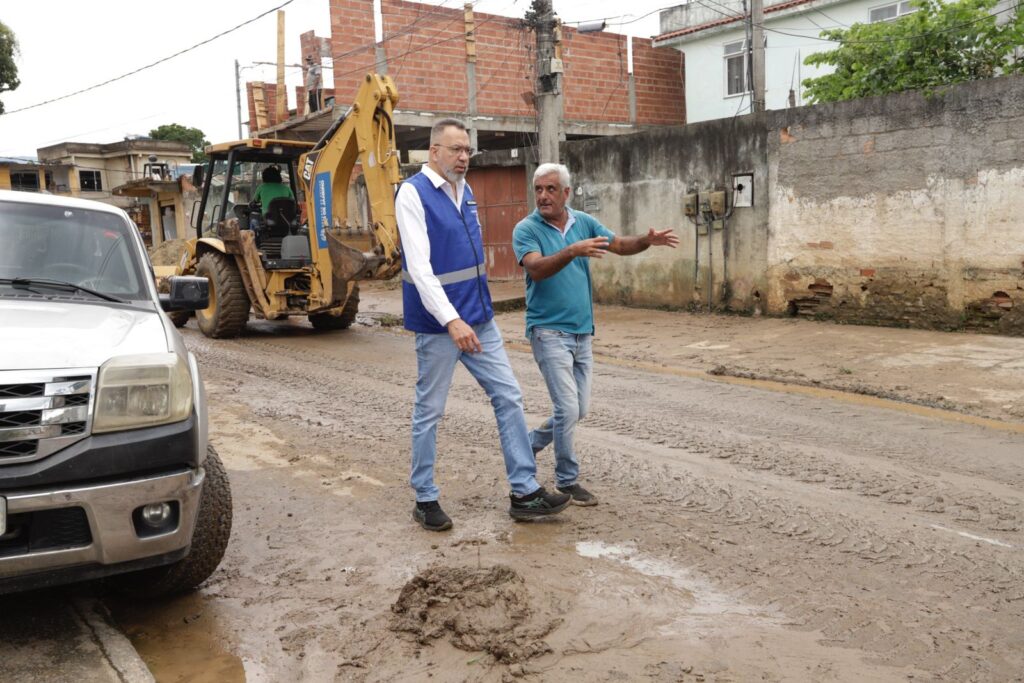 Prefeito e secretário de meio ambiente visitam áreas afetadas pelas chuvas em Belford Roxo