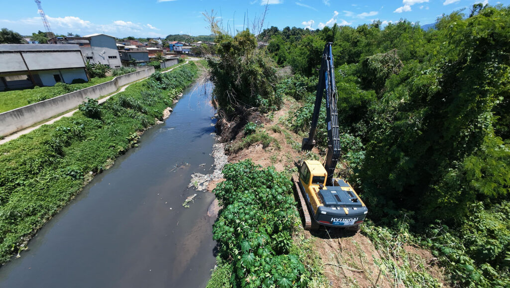 Prefeito Márcio Canella acompanha trabalhos de limpeza do rio Botas
